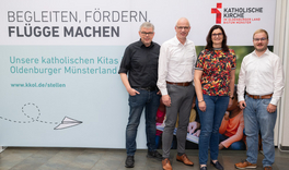 Gruppenfoto vor Messewand 