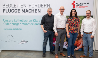 Gruppenfoto vor Messewand 
