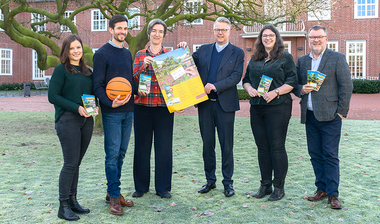 Gruppenbild mit Plakat
