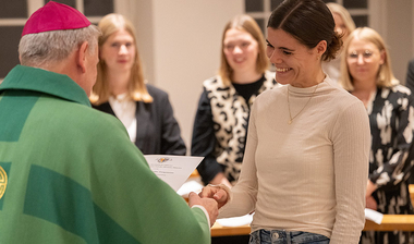 Foto von der Übergabe an eine Lehrerin