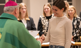 Foto von der Übergabe an eine Lehrerin