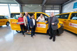 Foto der Übergabe des neuen BONI-Buses