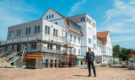 Hausleiter vor Baustelle