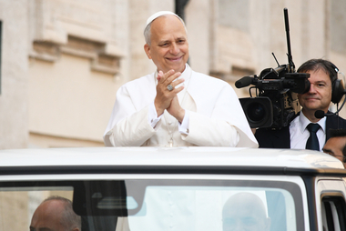 Papst Leo XIV. im Papamobil