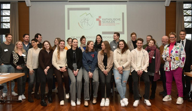 Foto: Heuer Foto der neuen Lehrkräfte mit Vertretern der Schulabteilung und Schulleiterin Simone Hegger-Flatken