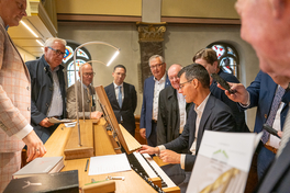 Foto von Christian Kienel am Orgelspieltisch