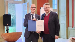 Foto der Preisübergabe mit Prof. Dr. Danz und Pfarrer Dr. Röbel