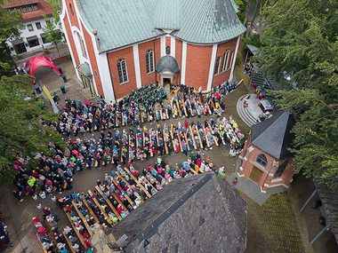 Offizialat Vechta | Johannes Hörnemann Foto der Gläubigen vor der Basilica